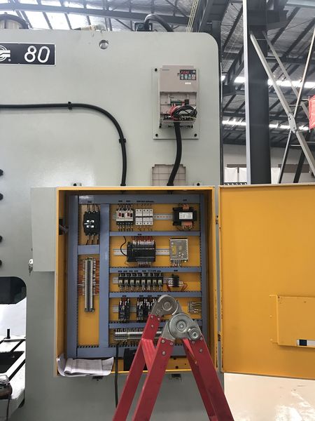 伟创变频器在冲床上的应用